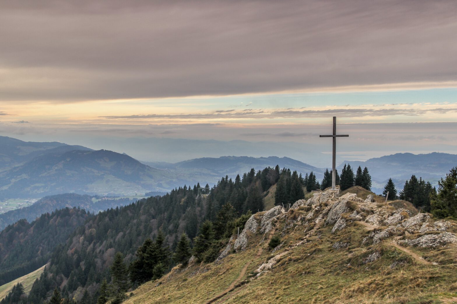 Gipfelkreuz in der Morgensonne