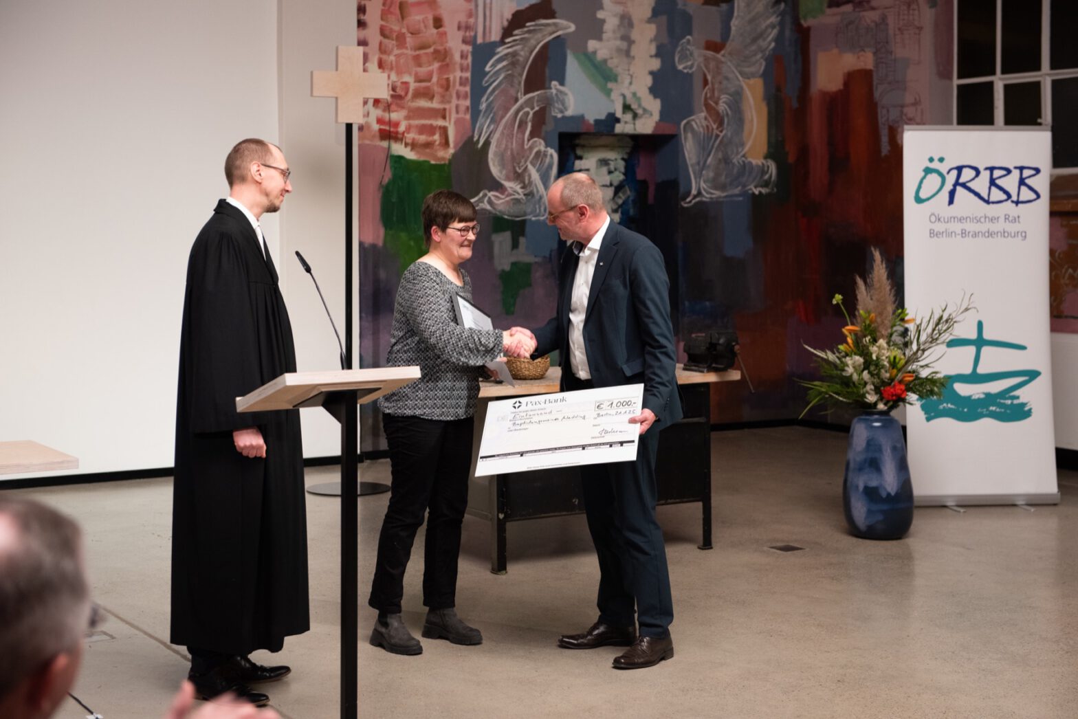 Überreichung des Schecks an die Gemeindevertreterin.