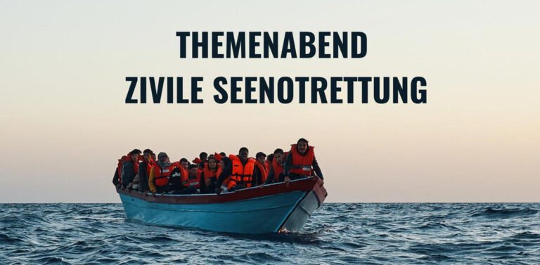 Menschen mit Rettungswesten auf einem kleinen Boot im Meer.