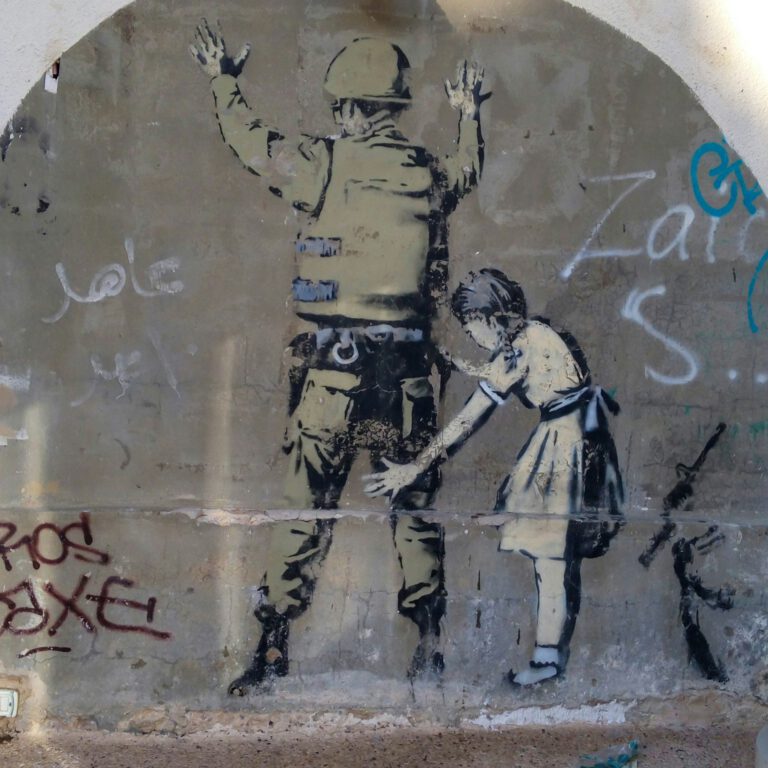 Mädchen kontrolliert Soldat. Graffito.