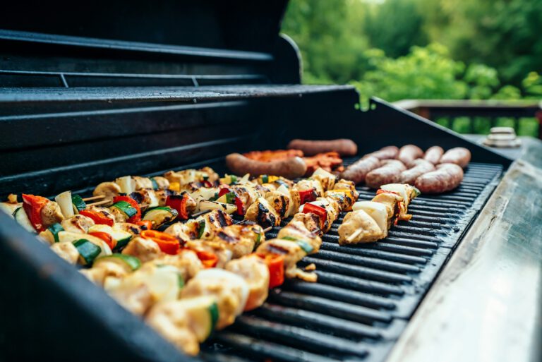 Gemüse und Fleisch auf einem Grill
