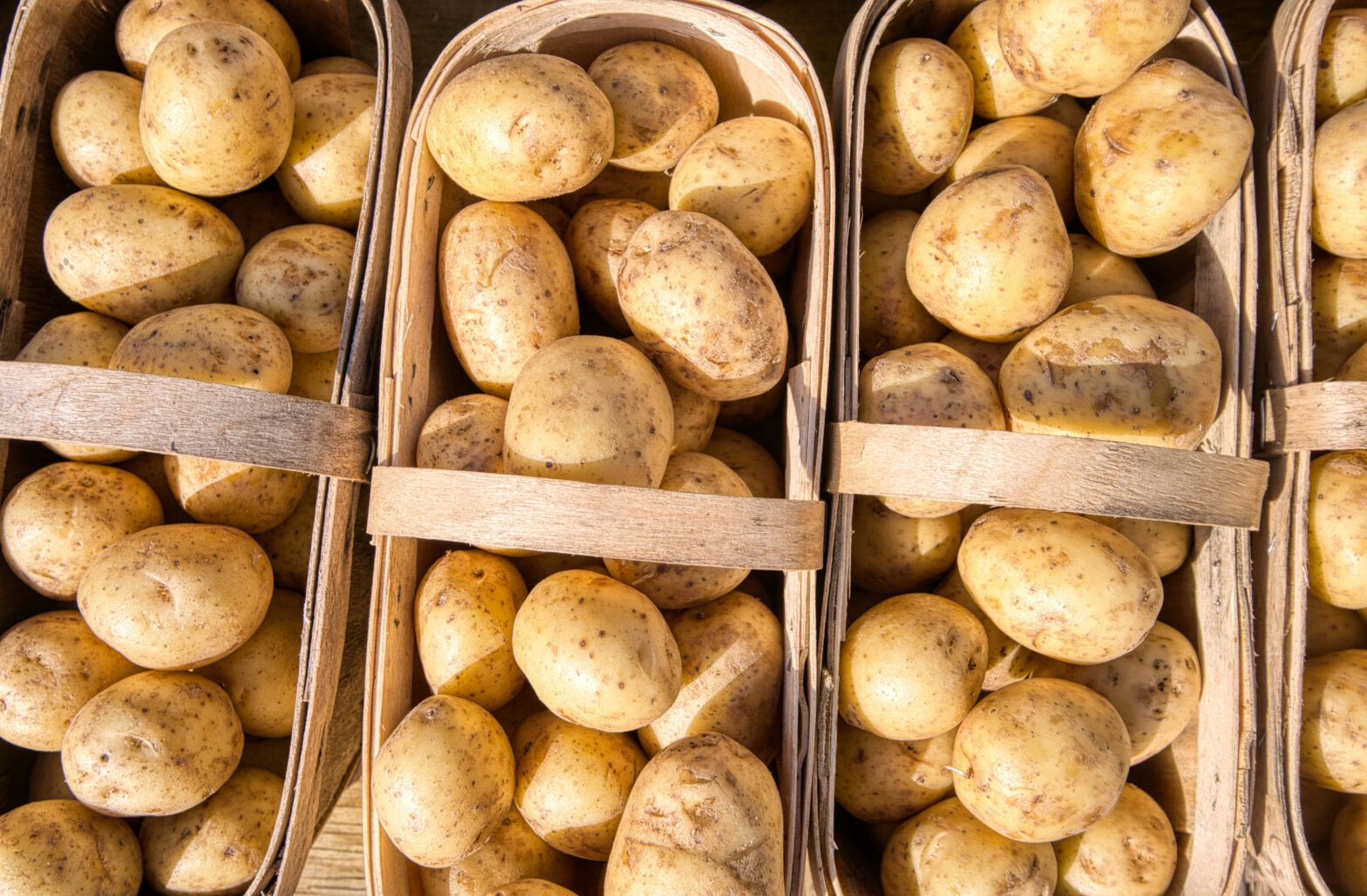 Kartoffeln in Holzkisten